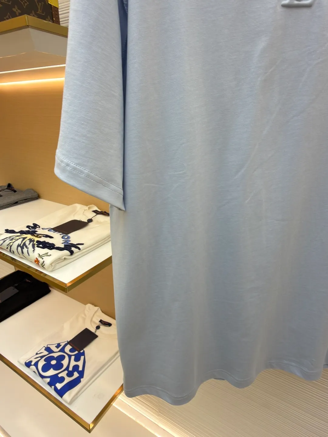 LOUISVUITTON embossed small label T-shirt ●Authentic product: purchased and developed by 6311 ●Item number: 1682338-A00 ●Fabric: pure cotton fabric ●Technology: embossed production ●Version: fitted version ●Weight: about 315 grams ●Size: XS-S-M-L ●Description: Fabric is 40S/2 Double-strand smooth cotton plain weave, dust-free wool processing; matching 40s single-strand combed cotton, 280g cylindrical machine rib. The front panel is stamped and filled. After low-temperature stamping with a steel stamp, the inside is filled with foam cotton. The bottom surface is directly sealed with low-temperature hot melt glue at 80 degrees Celsius. The integrated machine operation makes the relief pattern three-dimensional and full and stylish. High-quality products require natural and beautiful products. The overall wiring is straight and delicate, the fabric is comfortable and soft, and the color is consistent without color difference. It can be matched with the same style to create a fashionable look and control various occasions. Customized accessories, complete with three standards, same style for men and women!